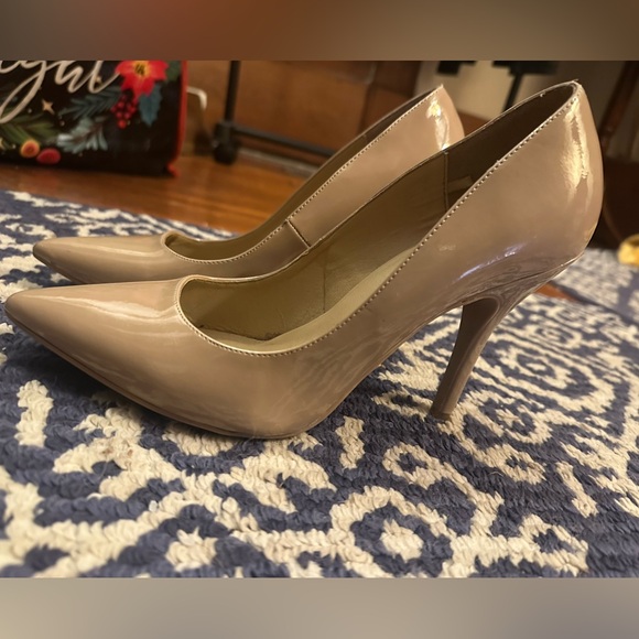 3/$25 Chinese Laundry Nude Patent Pointed Toe Heels Sz 10M Classic Pump - Picture 5 of 11